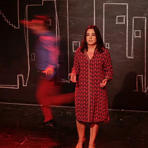 "Μνήμη Καπούτ": Η Όλγα Ποζέλη γράφει για το πώς προσεγγίζει τη ροπή της μνήμης μέσα από την παράσταση της