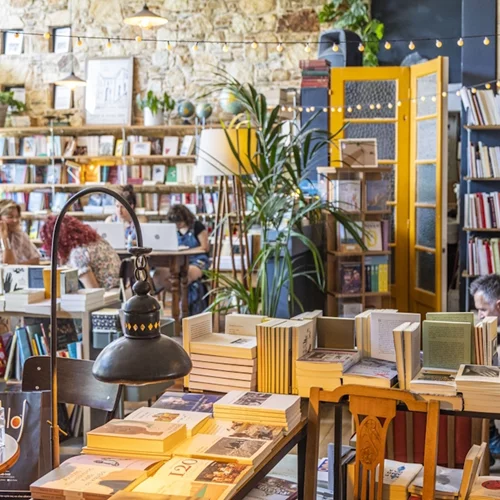 8 βιβλιοπωλεία-καφέ της Αθήνας για διάβασμα, γεύσεις και βιβλιοφιλικό άρωμα