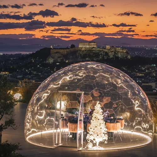 Λίγη σαμπάνια και τα φώτα της πόλης σε ένα από τα ομορφότερα μπαλκόνια της Αθήνας