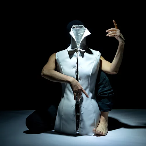 "Απουσία το σώμα" : Η παράσταση που ενώνει το σωματικό θέατρο με το κουκλοθέατρο