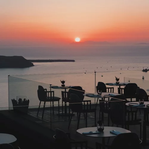 "Mavro Santorini": Θεαματικό sunset και τολμηρές γεύσεις