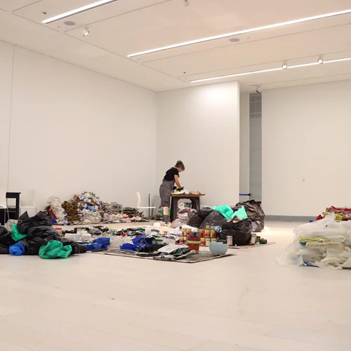 Η Jennifer Nelson κουβαλά το βάρος των σκουπιδιών ενός χρόνου στο Εθνικό Μουσείο Σύγχρονης Τέχνης