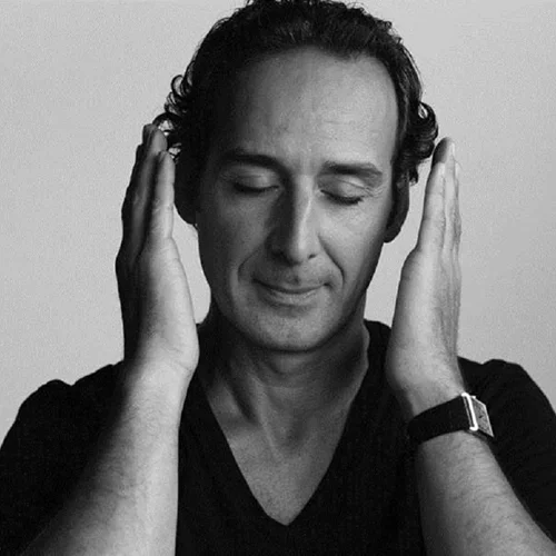 Alexandre Desplat: "Τελευταία, ακούω συχνά τραγούδια του Μάρκου Βαμβακάρη"