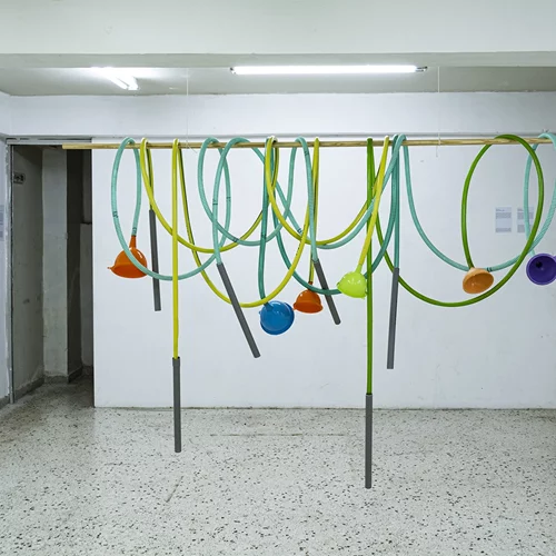 Η ομαδική έκθεση "Παιδαγωγικές του κοινού/των κοινών" μάς δείχνει "πώς να στεκόμαστε μαζί"