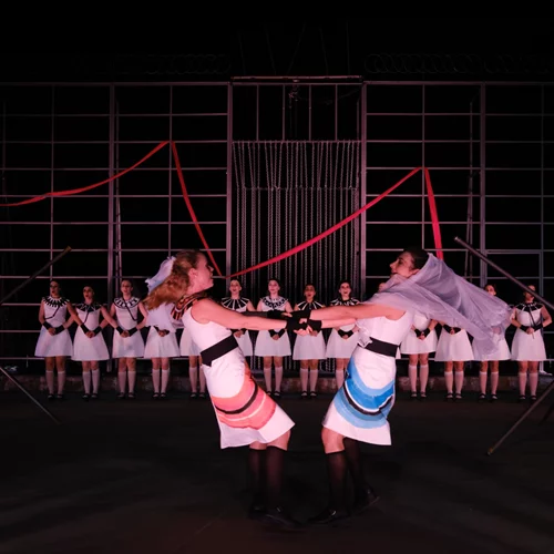 "Ικέτιδες": Πρώτες φωτογραφίες από την παράσταση που θα κλείσει το φετινό φεστιβάλ της Επιδαύρου