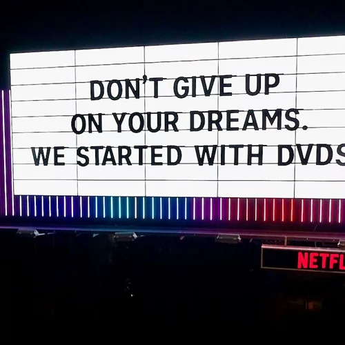 Tα καλύτερα billboards του Netflix που πέρασαν από το Sunset Boulevard