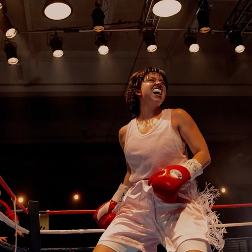 Η Σίντνεϊ Σουίνι γίνεται αγνώριστη και ρίχνει μπουνιές, στη νέα της ταινία