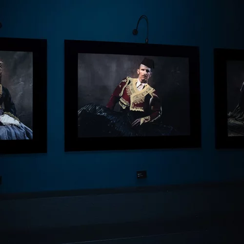 "Ένδυμα Ψυχής": Ο Βαγγέλης Κύρης και ο Ανατόλι Γεωργίεφ "κεντούν" μια πρωτότυπη έκθεση στο Μουσείο Ακρόπολης