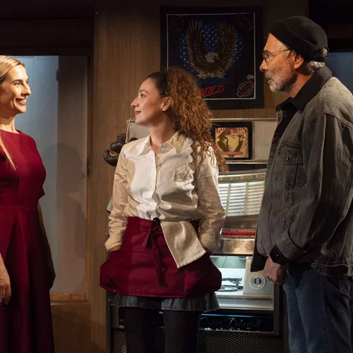 "Σε βλέπω" στο Μικρό Παλλάς, πλέον και τις Κυριακές