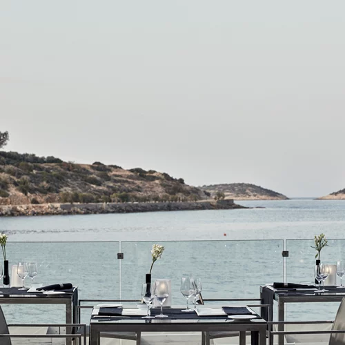 Minos Beach art hotel: Πολυσυλλεκτικό γαστρονομικό προφίλ σε κρητική ερμηνεία