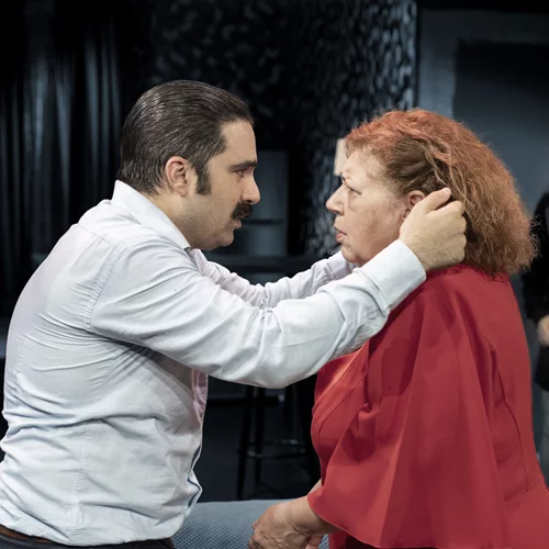 "Μακριά από παιδιά": Μετακομίζει σε μεγαλύτερη σκηνή