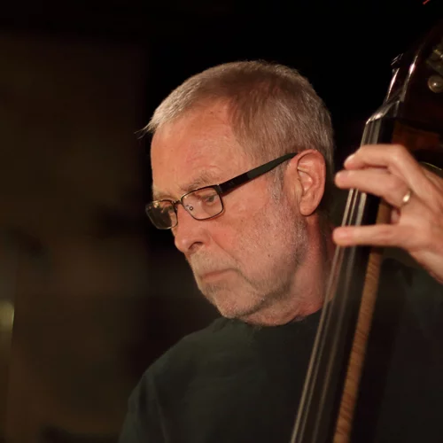 Dave Holland: "Όταν βρίσκεσαι κοντά σε σπουδαίους μουσικούς, μαθαίνεις για τη ζωή"