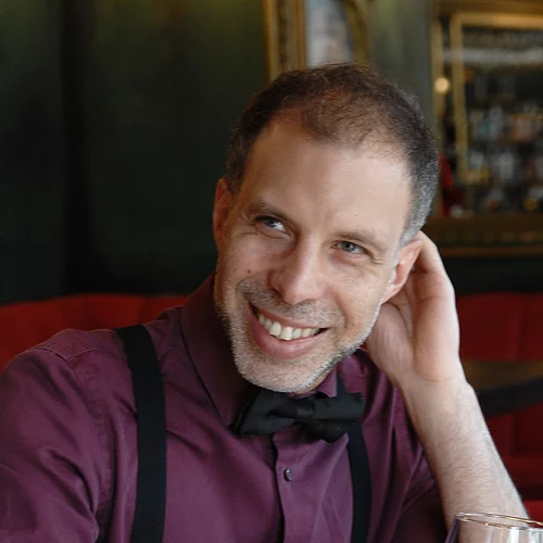 Ο Βασίλης Παπαδόπουλος σερβίρει δυτικά