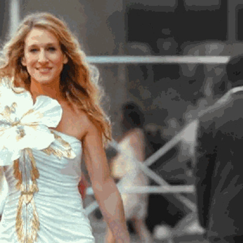 Σε άλλα νέα, τι σχέση μπορεί να έχει η Κάρι Μπράντσο με τα ακριβά ενοίκια στην Αθήνα;