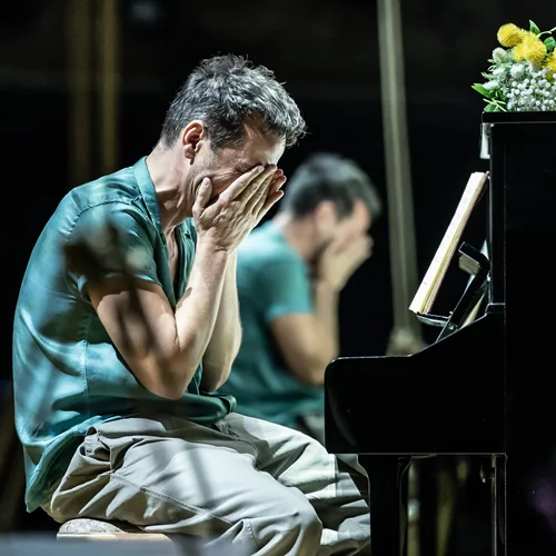 Ο συναρπαστικός Άντριου Σκοτ ερμηνεύει τον "Vanya" στο National Theatre Live