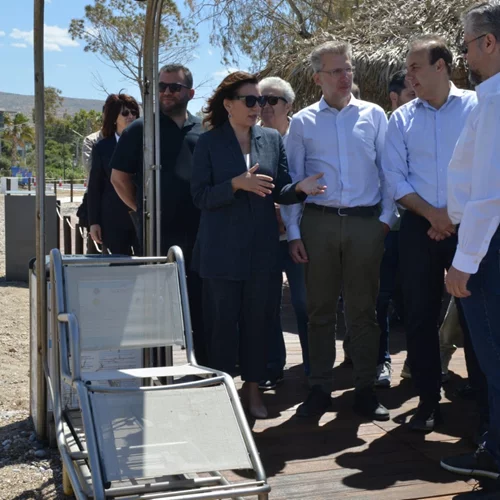 Σε προσβάσιμη για ΑΜΕΑ παραλία της Γλυφάδας η Όλγα Κεφαλογιάννη