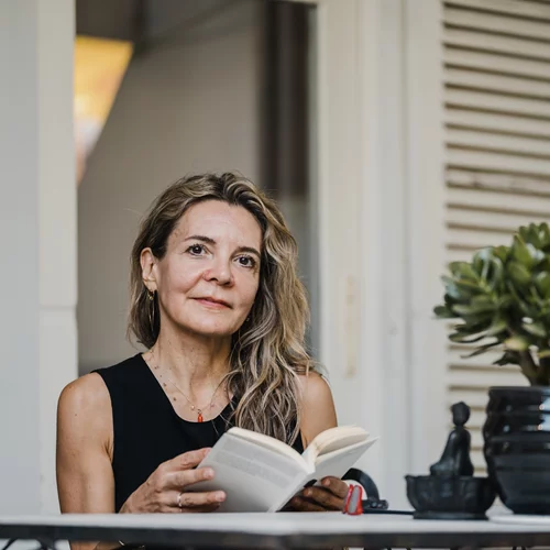 Mε την Αμάντα Μιχαλοπούλου για όσα μάθαμε από τις κόρες μας κι από τις ρυτίδες μας