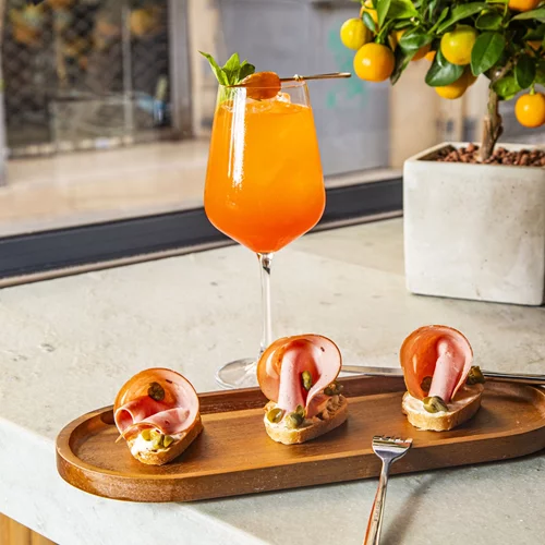 Γιατί η Αθήνα αγαπά τόσο πολύ τις spritzerίες και τα aperitivo μπαρ