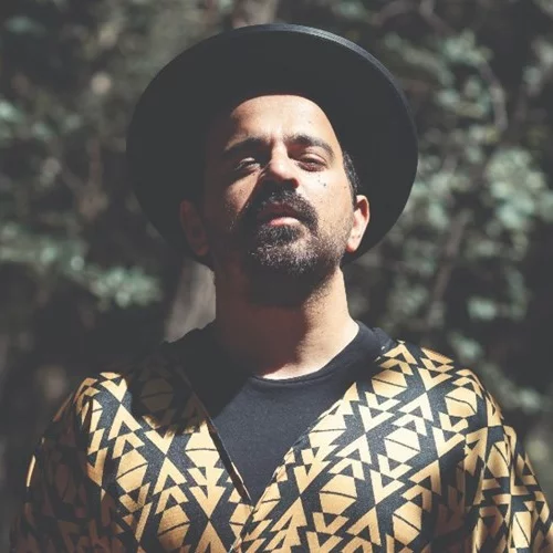 O Monsieur Minimal επιστρέφει με νέο τραγούδι κι ένα μίνι αφιέρωμα στον Δάκη