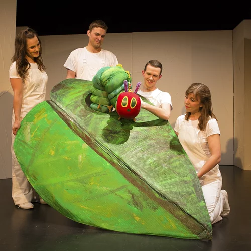 "Μία κάμπια πολύ πεινασμένη": Μια ιδανική παράσταση για την πρώτη παιδική εμπειρία στον μαγικό κόσμο του θεάτρου