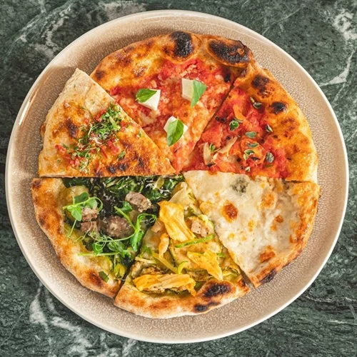 Χρυσοί Σκούφοι 2025: Πώς μια πίτσα έφτασε στις κορυφαίες γαστρονομικές εμπειρίες της χώρας