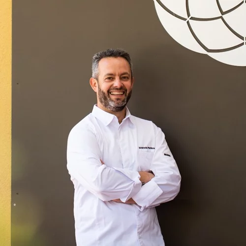 Ο Γιάννης Παρίκος ταξιδεύει την ελληνική κουζίνα στο Λος Αντζελες