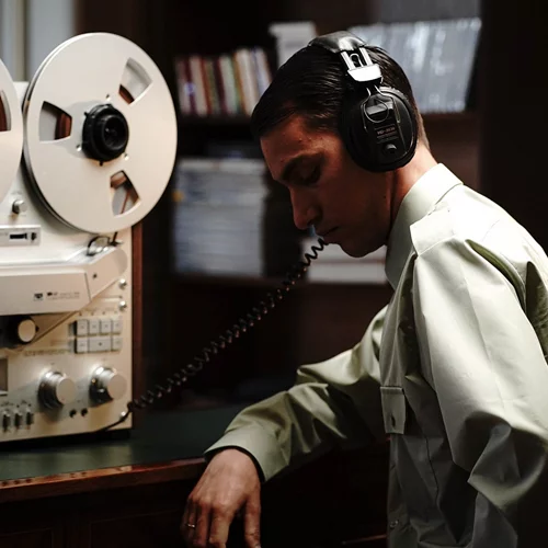 "Σκοτεινή Δεκαετία 1964-1974": Η νέα σειρά ντοκιμαντέρ του ΣΚΑΪ με τον Αλέξη Παπαχελά