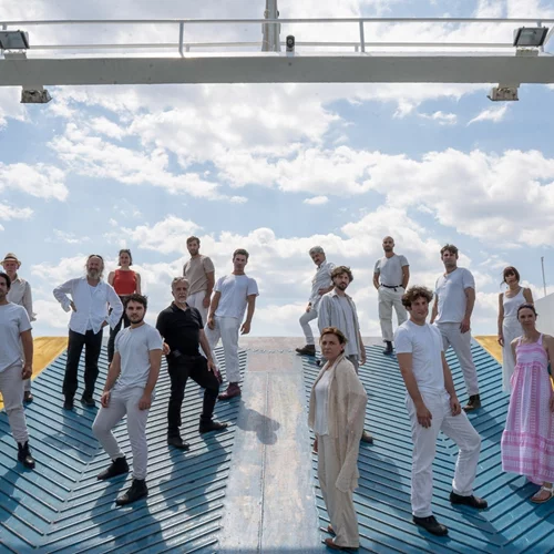 "Πέρσες" εν πλω στη Σαλαμίνα: Νικίτα Μιλιβόγεβιτς και Δημήτρης Ήμελλος μας ξεναγούν στον τόπο της Ναυμαχίας