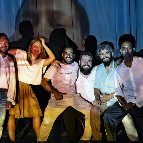 Video walkthrough: Η Ναταλία Δραγούμη πήρε μια πρώτη γεύση από την παράσταση "Σφάλμα Σύνδεσης", ένα υβριδικό θεατρικό θέαμα με τη χρήση AI