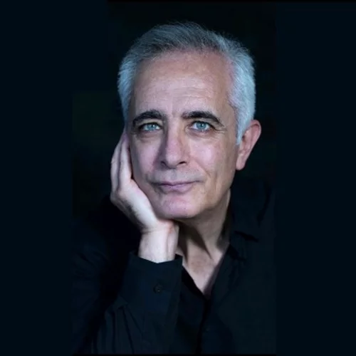 Το Θέατρο Πορεία φιλοξενεί τον ηθοποιό Σωκράτη Αλαφούζο και την ταινία του "Between Black and White"