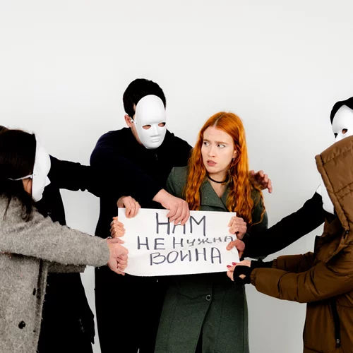 Μαρτυρίες Ρώσων πολιτών που τάσσονται κατά του πολέμου στην Ουκρανία στο "Τρόμος και απόγνωση στο Ρωσικό Βασίλειο"