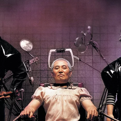 "Bugonia": Η νέα ταινία του Γιώργου Λάνθιμου "κάνει θόρυβο" στο Χόλιγουντ και ξεπερνά τις αρχικές προσδοκίες των συντελεστών