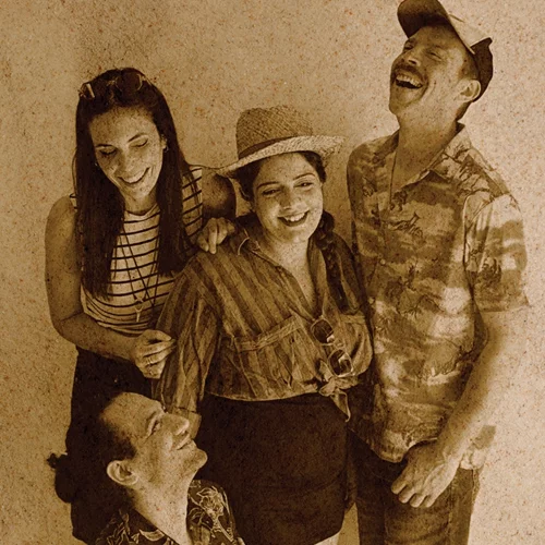 Η παράσταση "Sliding Slalom/Στρογγυλή" εξερευνά την ιστορία της Σαντορίνης