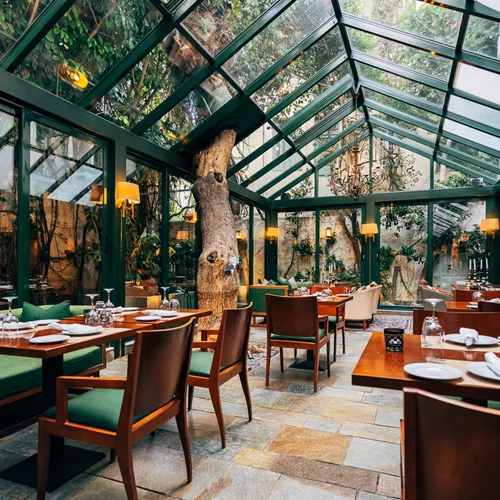 Atrium : 50 χρόνια λάμψη και φως