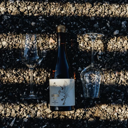 Εδώ είτε επιλέξεις λευκό είτε orange κρασί "θα έχεις να κάνεις" με το "Ασπρούδι"