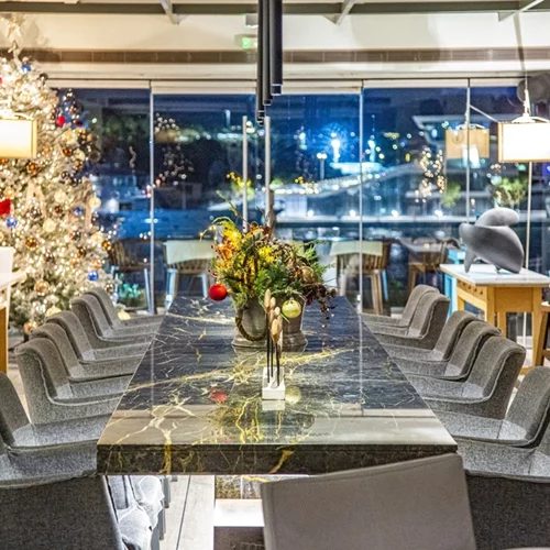 "Moorings": Η Αθηναϊκή Ριβιέρα ξέρει από λαμπερές γιορτές