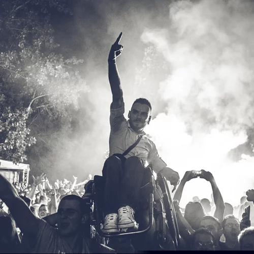 Εκπτωτικά εισιτήρια για άτομα σε αμαξίδιο στις συναυλίες της Smoke the Fuzz