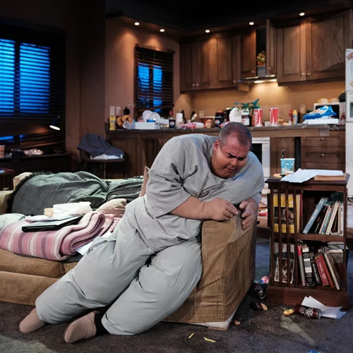 Οι πρώτες φωτογραφίες από την παράσταση "Η φάλαινα" και τη μεταμόρφωση του Πυγμαλίωνα Δαδακαρίδη