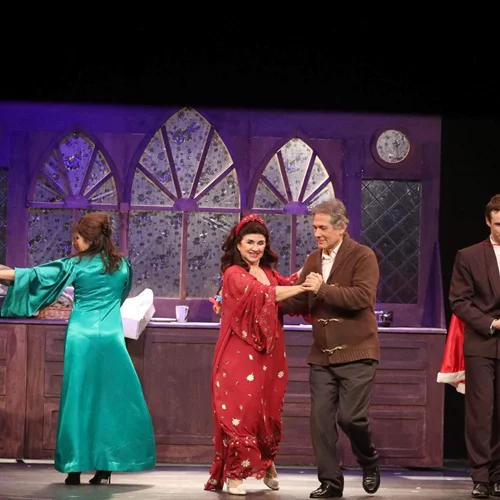 "Κάθε πέρσι και του χρόνου": Κωμωδία που φλερτάρει με τις σκοτεινές μας σκέψεις