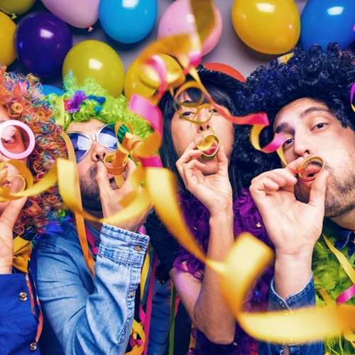 Όλη η Αθήνα ένα τρελό, τρελό καρναβάλι