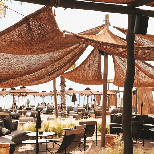 Στο The C Beach restaurant για θαλασσινές γεύσεις και κοσμοπολίτικο αέρα Αιγαίου