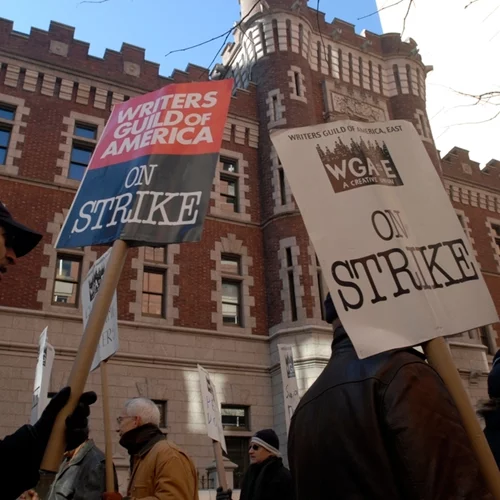 Τι οδήγησε τους σεναριογράφους της Αμερικής στους δρόμους, 15 χρόνια μετά την τελευταία απεργία τους;