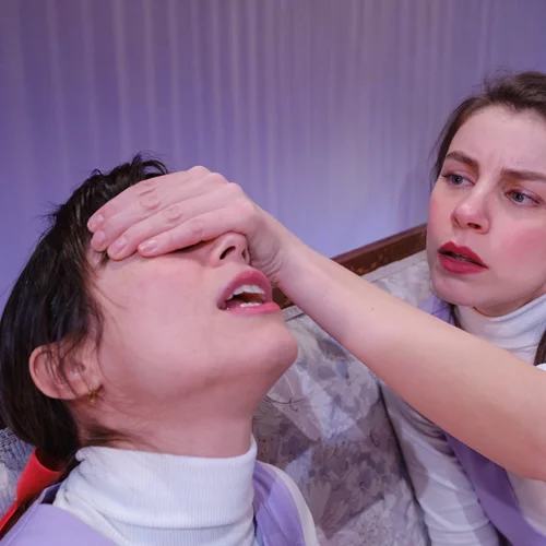 Κάποιος μιλάει μόνος του κρατώντας ένα ποτήρι γάλα