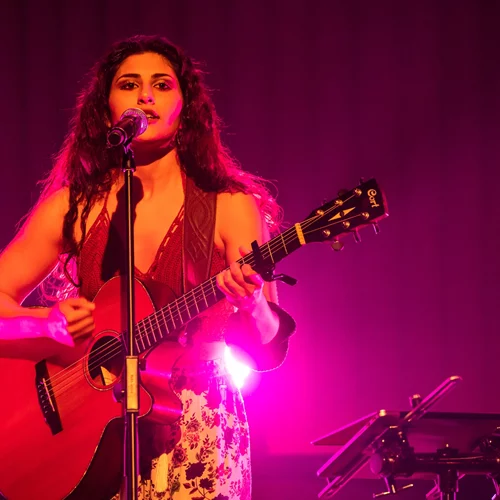 Η Μαρίνα Σπανού "κερνά μπύρα" με καλοκαιρινές μελωδίες στο Faliro Summer Theater