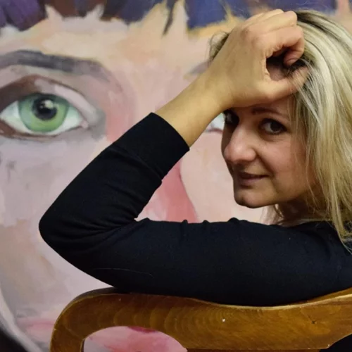 Στη νέα της ατομική έκθεση, η Εγκράτεια Ρούμπου κάνει "βουτιά στο αβέβαιο της ανθρώπινης ύπαρξης"