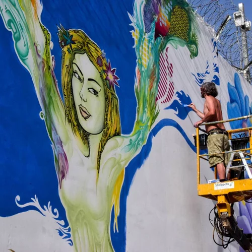 Ο street artist The Krah ζωγραφίζει τους τοίχους της Art Appel Gallery