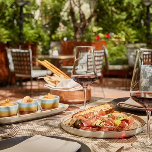 Φρέσκια πίτσα και aperitivi στον μυστικό κήπο της "Μεγάλης Βρεταννίας"