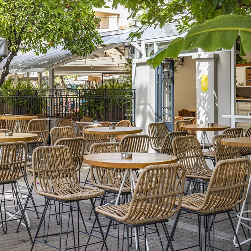 "Κίτρινη Γκαζόζα": Μια αυλή με vibe νησιού