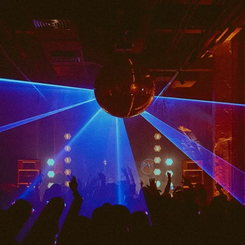 Rooftop Sessions στο 'Brown Lighthouse Athens': Η μουσική συναντά τη μόδα και την τέχνη