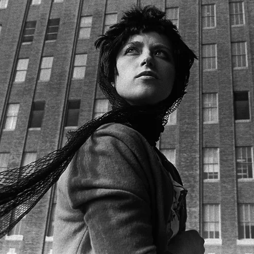 Στις φωτογραφίες της Cindy Sherman το πρόσωπό της γίνεται μάρκα προϊόντος, συσκευασία, προϊόν